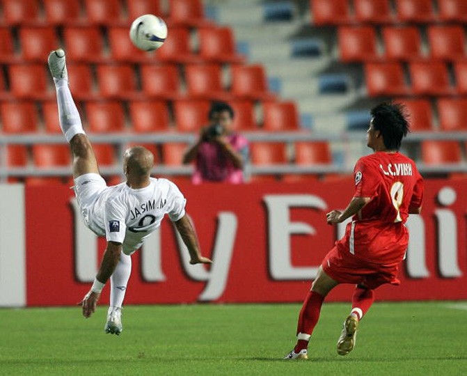 Công Vinh và Jassim Mohammed của Iraq trong trận tứ kết Asian Cup 2007 ở Bangkok tháng 7/2007. Trận này đội trưởng Younis Mahmoud của Iraq lập cú đúp để đánh bại tuyển Việt Nam 2-0.